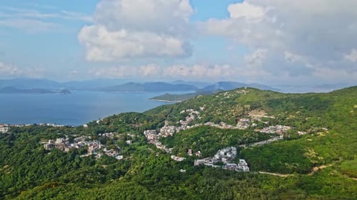 Vista aérea da vila secreta na montanha em Tseung Kwan O, Hong Kong. Céu azul com Beautiful C