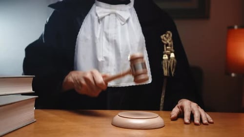 Juez golpea el mazo en un tribunal