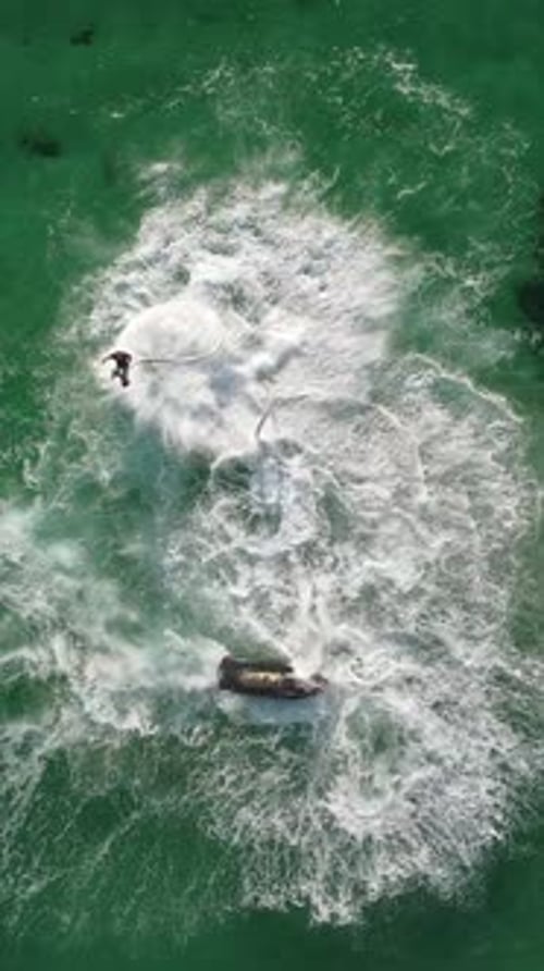 Un hombre vuela en un flyboard, vista aérea desde arriba, agua, deportes extremos, azul, verano, mar con aire libre