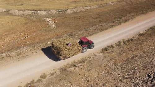 Vue aérienne d'un tracteur conduisant sur une route de campagne