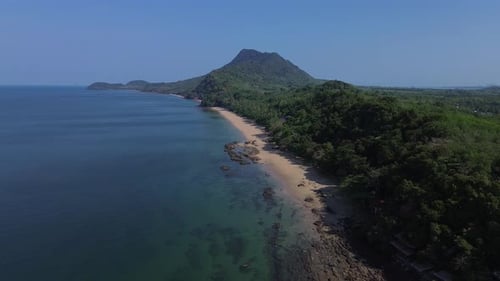 Costa aérea con playa tropical, jungla y paisaje montañoso de fondo, Koh Jum, Krabi, Tailandia