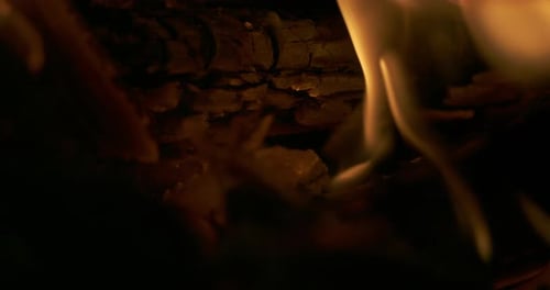 Nahaufnahme eines Feuers. Gefilmt in Superzeitlupe mit 800 Bildern pro Sekunde. Das Filmmaterial wurde von einem Lagerfeuer aufgenommen.
Zeigt