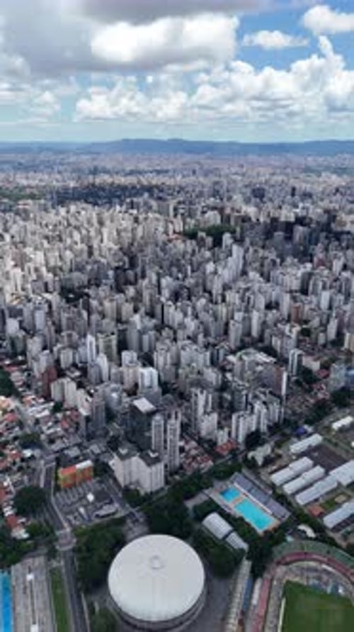 Vídeo aéreo sobre a cidade de São Paulo, Brasil, em um dia ensolarado