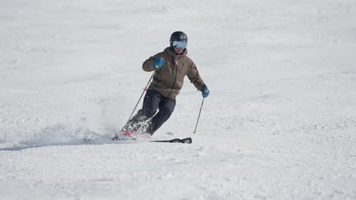 Skifahrer springt auf schneebedeckter Piste