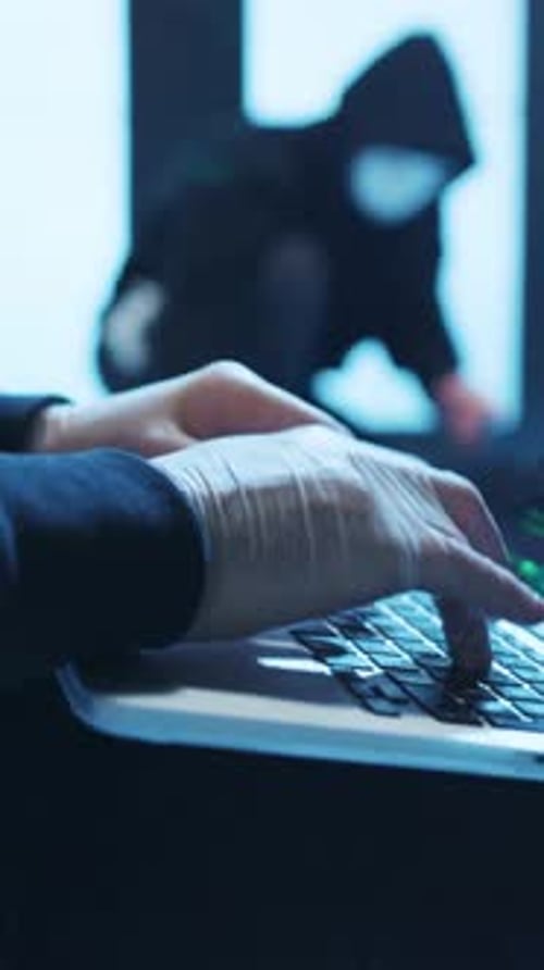 Programador dedicado y enfocado que escribe activamente en un entorno de tecnología moderna y dinámica