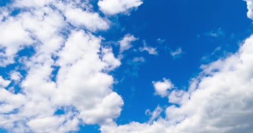 Un ciel bleu azur se cache derrière les doux nuages blancs. Timelapse des cumulus
.
