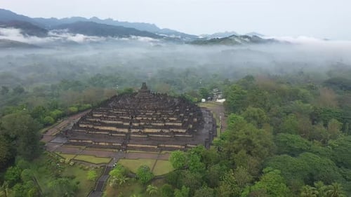 Photos aériennes du temple de Borobudur dans le centre de Java, en Indonésie,