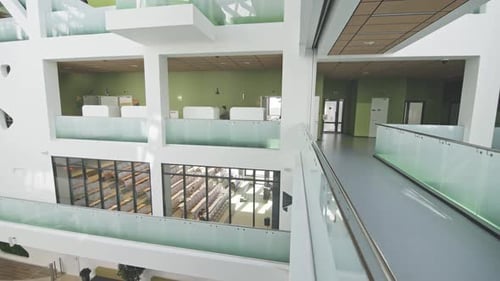 Leerer Korridor und geräumiges Auditorium im Bildungszentrum