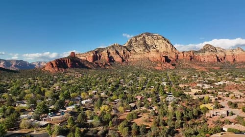 Filmmusik aufschlussreiche Drohnenaufnahme von Sedona Arizona mit dem Airport Mesa-Berg in der Ferne