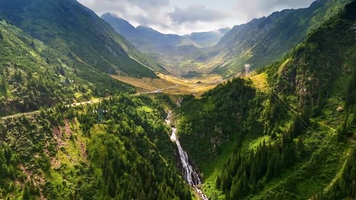 Aufnahmen über der Schlucht in den spektakulären Bergen, an der ein Fluss vorbeifließt.