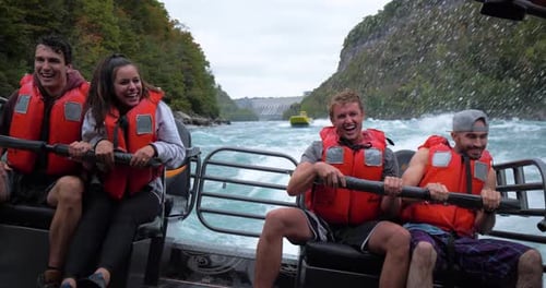 Amigos riendo en el barco de aventura de las Cataratas del Niágara, excursión y aventura de velocidad extrema