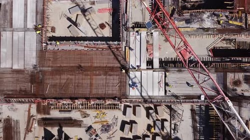 Vista aérea de un sitio de construcción con grúas en funcionamiento