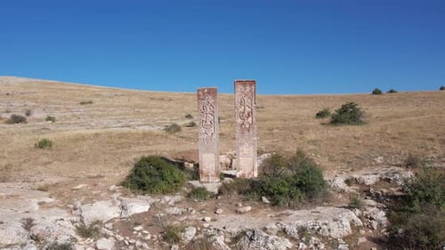 Vue aérienne des obélisques historiques brodés sur le versant de la montagne