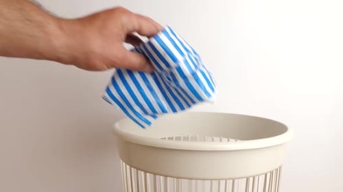 E208 1 Las bolsas de plástico se desechan para su eliminación y reciclaje.