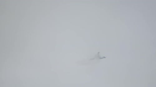 Kampfflugzeug Dassault Rafale zeigt bei Hochgeschwindigkeitsmanövern seine Fähigkeiten