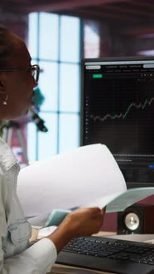 Vertical Video Day Trader Using PC Upset After Purchased Stocks Performed Bad