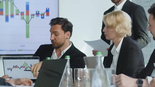 UNGESCHRIEBENES Gruppentreffen von Geschäftsleuten im Büro Firmentreffen zum Brainstorming im großen Büro