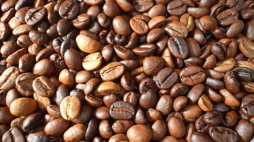 Eine Nahaufnahme von geröstetem Kaffee.