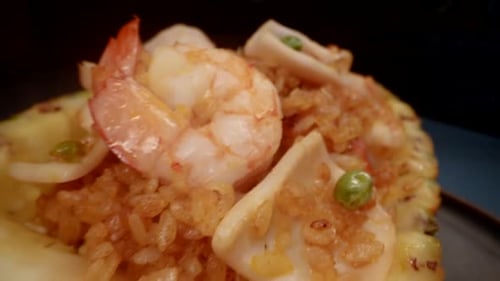 Cocina tradicional hawaiana Viaje gastronómico a las islas Comida exótica con camarones en piña