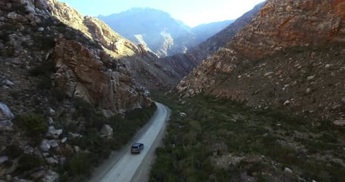 Reisen, Natur und Drohne eines Autos auf einer Bergstraße mit Freiheit, Urlaub oder Urlaubsreise
