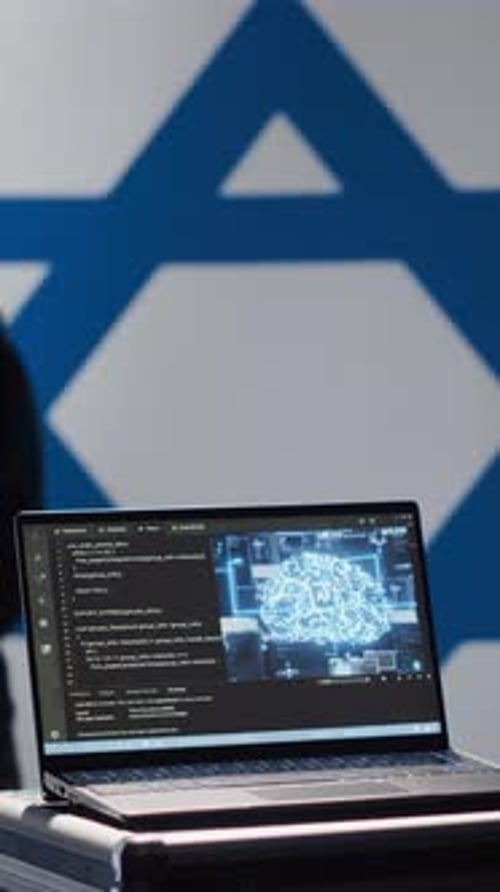 Technicien vidéo vertical travaillant pour le Mossad et créant des comptes de robots d'intelligence artificielle