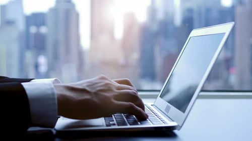 Pessoa de negócios trabalhando em finanças contábeis de computadores portáteis