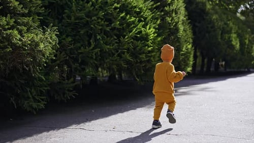 Seguindo o garoto feliz correndo pela estrada.
