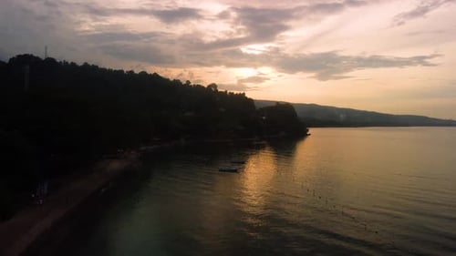 Vue aérienne d'une plage au coucher du soleil