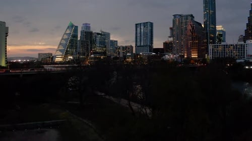 Atemberaubender Blick von 2022 auf die Skyline von Downtown Austin, Texas, an einem klaren Tag