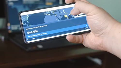 La navigation cartographique des cyberattaques sur l'écran d'un smartphone affiche diverses informations techniques dans lesquelles il est seul