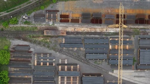 Una vista aérea captura el patio de almacenamiento exterior de una fábrica de acero en Hungría y se muestra de forma nítida