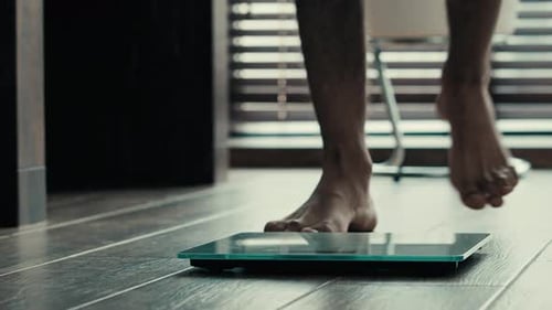 Nahaufnahme Männliche Beine Füße stehen auf Elektronisch Digitalwaagen Unknown Man Sportsman Athlet Check