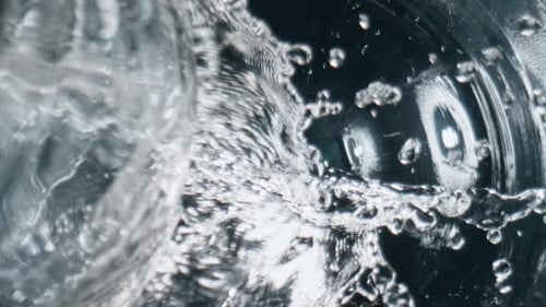 Nahaufnahme des Füllbehälters für gefilterte Flüssigkeiten. Eingießen von frischen Getränken in Glaswaren.
Mineralwasser