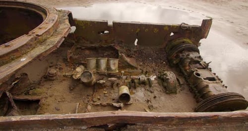 Vue latérale sur plan large du char sur la plage. montrant le compartiment moteur du char Comet 1 A34 à Th