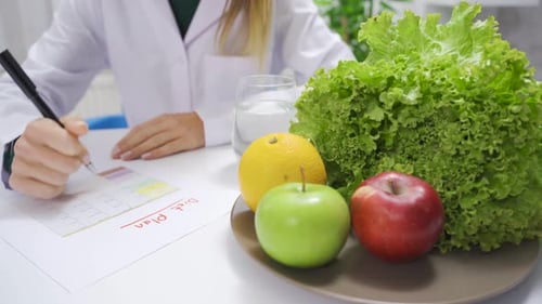 Der
Ernährungsberater bereitet einen Diätplan für ein gesundes Leben vor.
