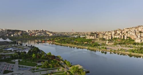 Istanbul, Turquie : Survol Cinématographique altitude du ruisseau Kagithane menant à l'estuaire de la Corne d'Or