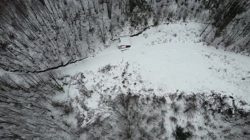 Pequeño chalet en el bosque cubierto de nieve