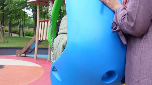 Kinder genießen an einem sonnigen Nachmittag Schaukeln auf dem lebhaften Spielplatz