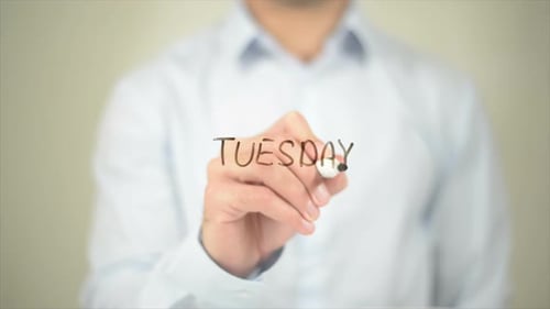 Dienstagsmann schreibt auf transparentem Bildschirm