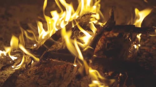 Drehbewegungsaufnahme von brennenden Stöcken in einer Feuerstelle