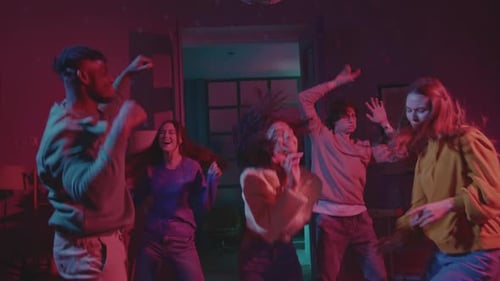 Joven latina bailando alrededor de amigos multiétnicos