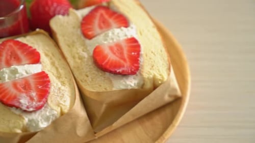 Pfannkuchen-Sandwich, Erdbeere, frische Sahne