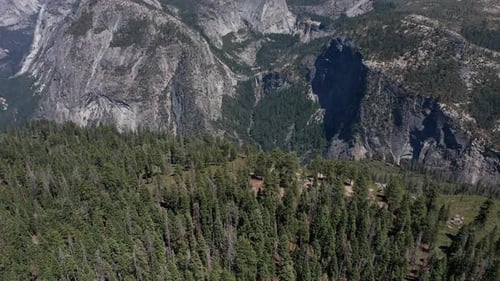 Luftaufnahme des Yosemite Valley von Glacier Point aus rückwärts und nach oben geneigt. 4K