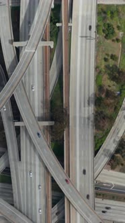 Vue aérienne spectaculaire de l'échangeur Judge Pregerson montrant plusieurs routes