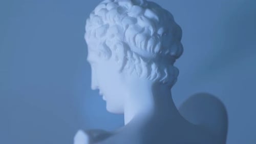 Statue rotative du dieu grec Apollon dans une lumière chaude