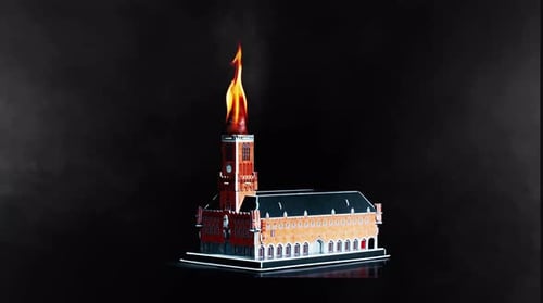 Konzeptionelles brennendes Miniatur-Gebäudemodell isoliert auf dunklem Hintergrund mit Dramatisch Beleuchtung