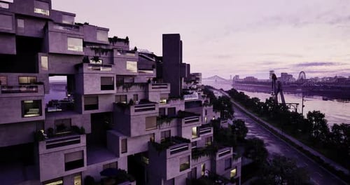 Arquitectura única de edificios modernos cerca de la costa al anochecer