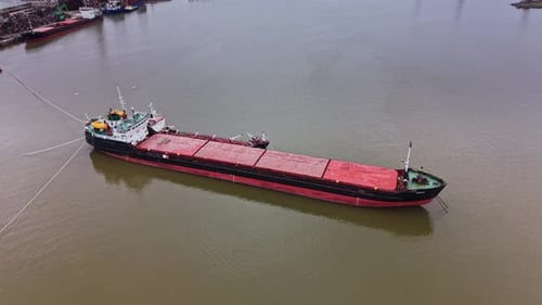 Frachtschiff auf der Werft bereitet sich auf den Transport auf dem Wasser vor