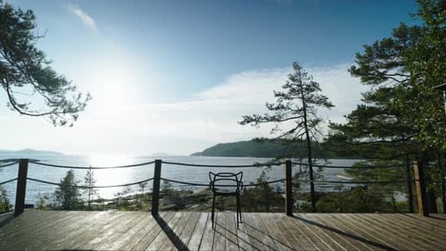 Descanse en un lugar tranquilo en la naturaleza, vista desde la terraza del hotel ecológico de lujo en el hermoso lago, no hay gente
