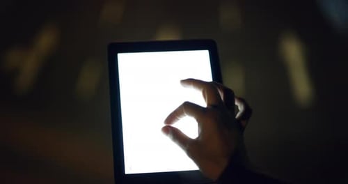 Bildschirm, Tablet und Hände in Nahaufnahme einer Stadt bei Nacht für soziale Medien, Raum oder Kommunikation